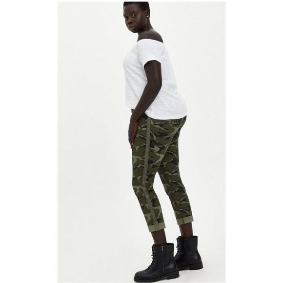 Torrid Women's Pants Cropped Aviator Camo Size 20 Twill Skinny NWT - Picture 2 of 10